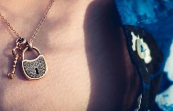 Things you must consider while buying gold accessories in 2017