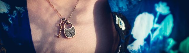 Things you must consider while buying gold accessories in 2017