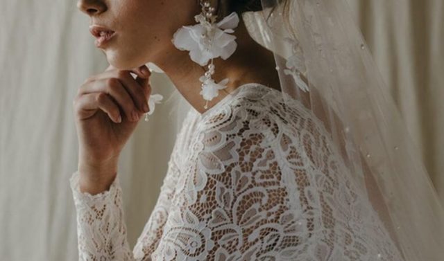 What Jewelry Should You Wear For Your Wedding Invitation Photos