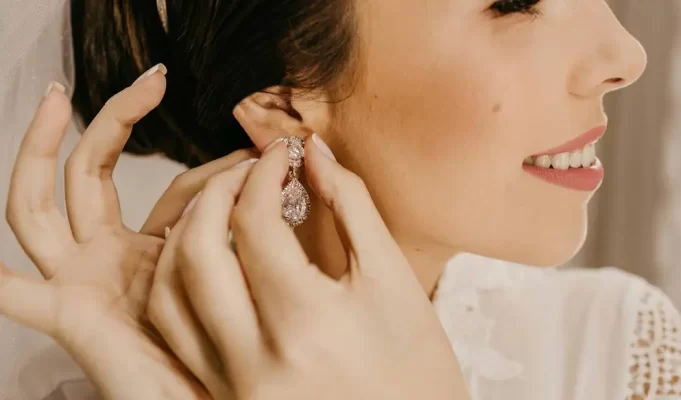 Best Diamond Earrings for a White Dress Best Diamond Earrings