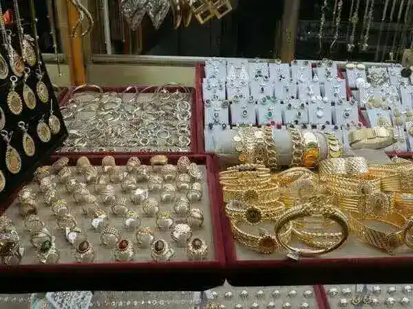 Golden-jewellery-accessories-representing-modern-jewellery-industry-trends Future of jewellery market